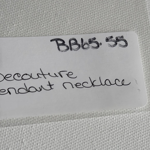 Decouture Elegant Red Patterned Pendant Necklace - Picture 9 of 9